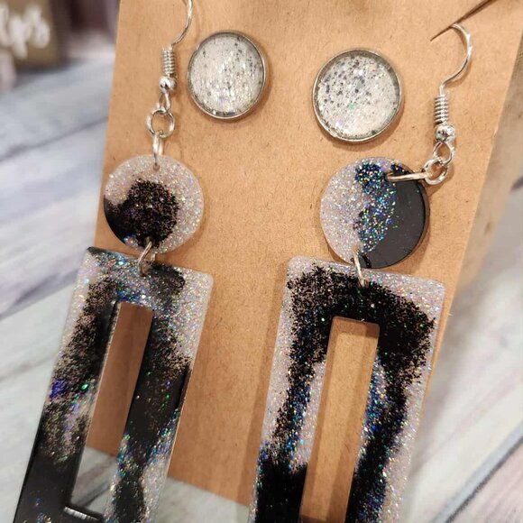 Black and white dangle earring duo - Picture 6 of 6